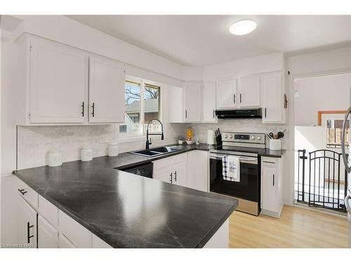 26 Coronation Boulevard, St. Catharines, ON - Indoor Photo Showing Kitchen With Double Sink