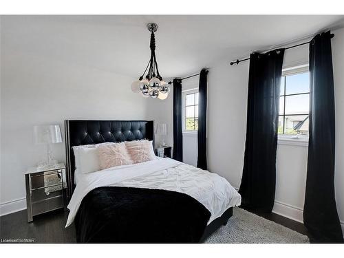 6618 Flora Court, Niagara Falls, ON - Indoor Photo Showing Bedroom