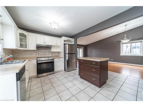 8213 Harvest Crescent, Niagara Falls, ON - Indoor Photo Showing Kitchen With Double Sink