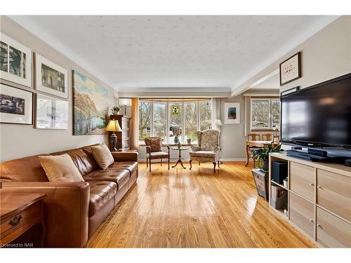 66 Prince Charles Drive, St. Catharines, ON - Indoor Photo Showing Living Room