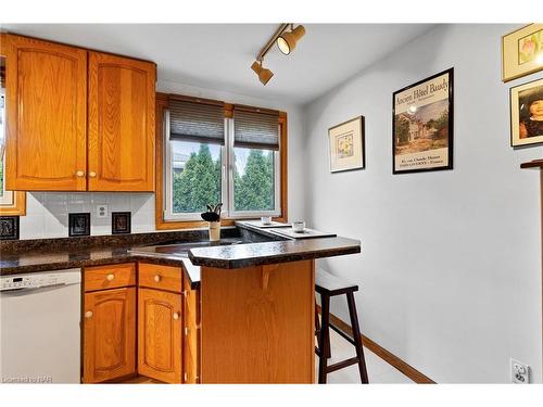 66 Prince Charles Drive, St. Catharines, ON - Indoor Photo Showing Kitchen