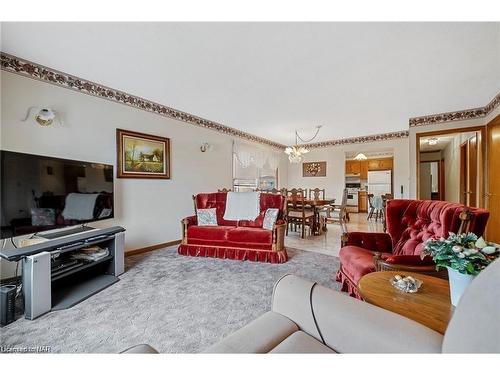 7853 Alfred Street, Niagara Falls, ON - Indoor Photo Showing Living Room