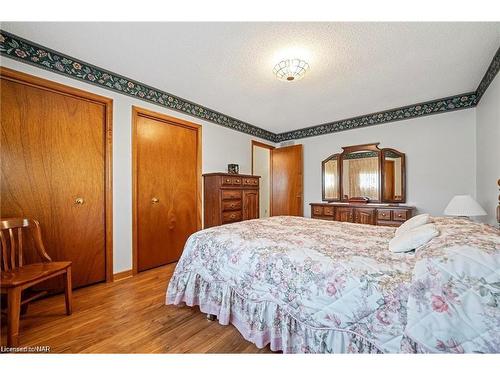 7853 Alfred Street, Niagara Falls, ON - Indoor Photo Showing Bedroom