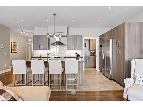 1-5622 Ironwood Street, Niagara Falls, ON - Indoor Photo Showing Kitchen With Upgraded Kitchen