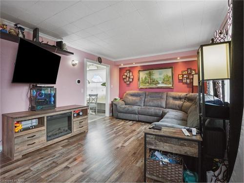 221 Beatrice Street, Welland, ON - Indoor Photo Showing Living Room