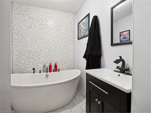 221 Beatrice Street, Welland, ON - Indoor Photo Showing Bathroom