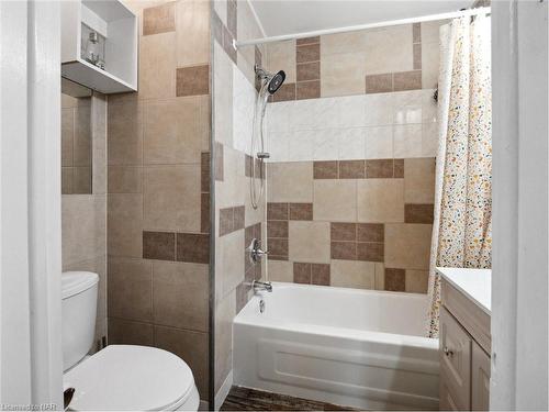 221 Beatrice Street, Welland, ON - Indoor Photo Showing Bathroom