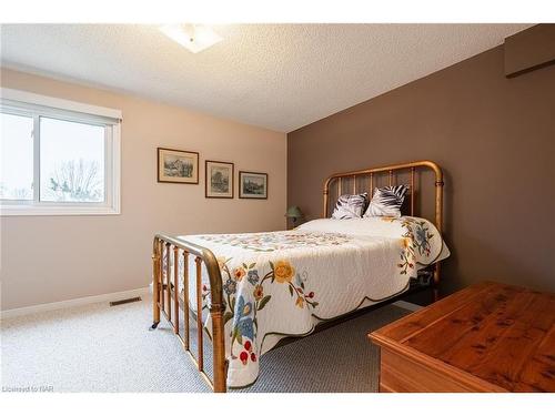 13-10 Elderwood Drive, St. Catharines, ON - Indoor Photo Showing Bedroom