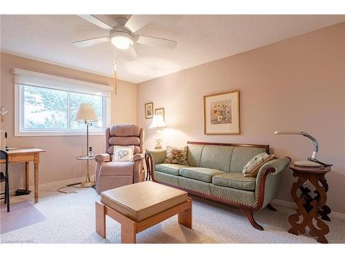 13-10 Elderwood Drive, St. Catharines, ON - Indoor Photo Showing Living Room