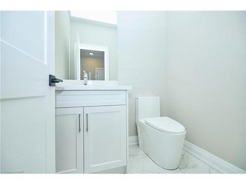 100 Elvira Way, Thorold, ON - Indoor Photo Showing Bathroom