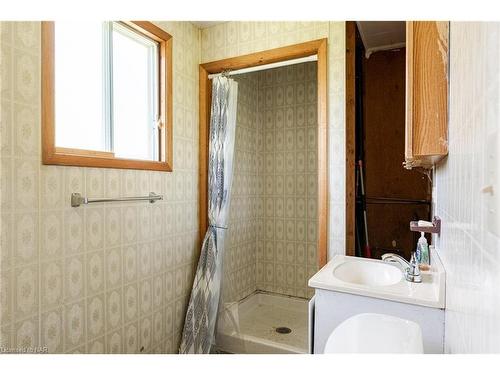 910 Bernard Avenue, Ridgeway, ON - Indoor Photo Showing Bathroom