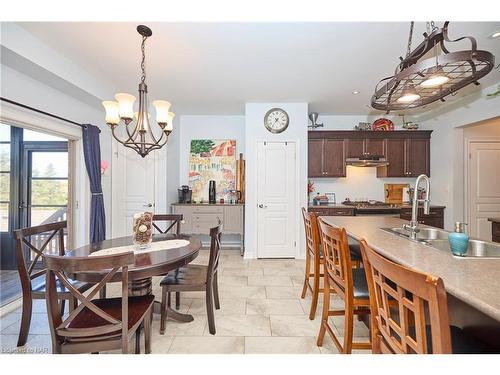5783 Osprey Avenue, Niagara Falls, ON - Indoor Photo Showing Dining Room