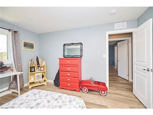 5783 Osprey Avenue, Niagara Falls, ON - Indoor Photo Showing Bedroom