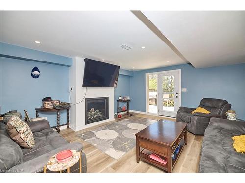 5783 Osprey Avenue, Niagara Falls, ON - Indoor Photo Showing Living Room With Fireplace