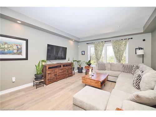 5783 Osprey Avenue, Niagara Falls, ON - Indoor Photo Showing Living Room