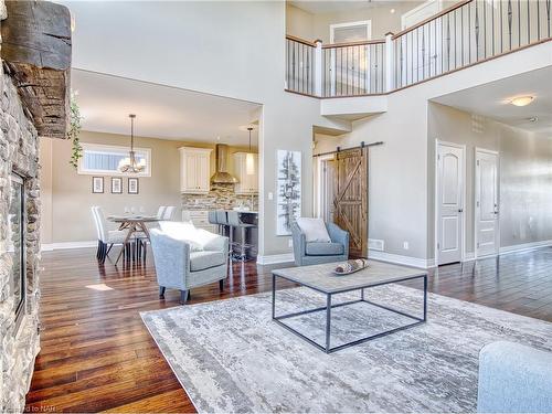 19 Moes Crescent, St. Catharines, ON - Indoor Photo Showing Living Room