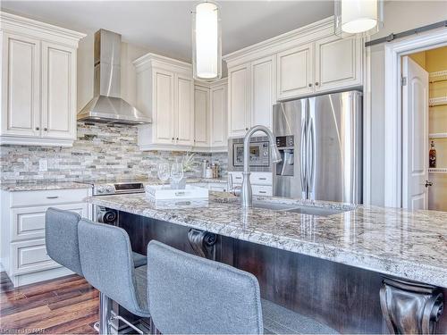 19 Moes Crescent, St. Catharines, ON - Indoor Photo Showing Kitchen With Upgraded Kitchen