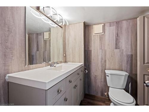 58 Carlton Street, St. Catharines, ON - Indoor Photo Showing Bathroom