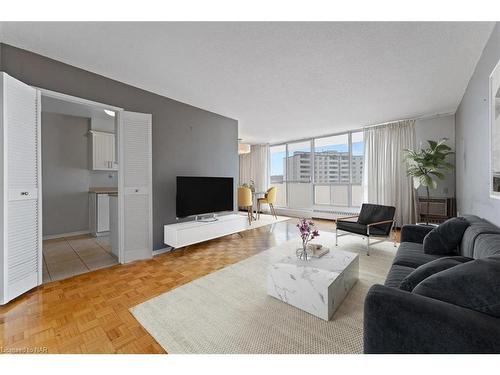 609-15 Towering Heights Boulevard, St. Catharines, ON - Indoor Photo Showing Living Room