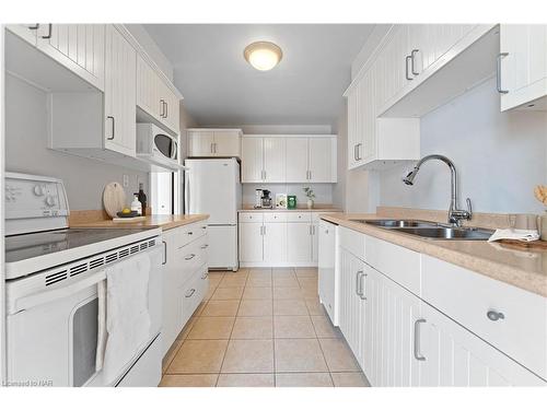 609-15 Towering Heights Boulevard, St. Catharines, ON - Indoor Photo Showing Kitchen With Double Sink