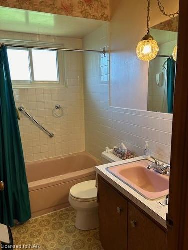 6337 Doreen Drive, Niagara Falls, ON - Indoor Photo Showing Bathroom
