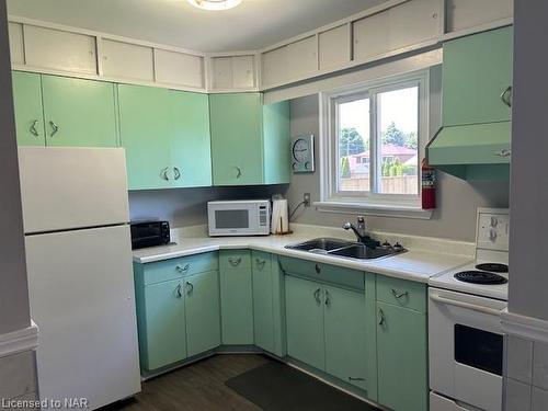 6337 Doreen Drive, Niagara Falls, ON - Indoor Photo Showing Kitchen With Double Sink