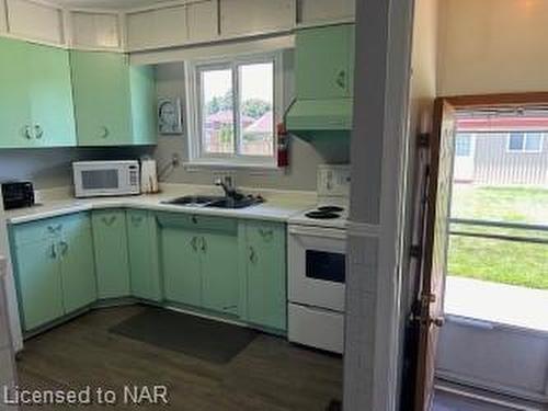 6337 Doreen Drive, Niagara Falls, ON - Indoor Photo Showing Kitchen With Double Sink