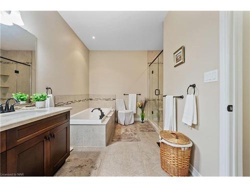 33 Hickory Avenue, St. Davids, ON - Indoor Photo Showing Bathroom