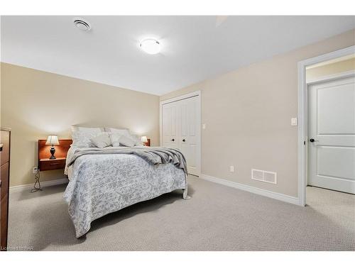 33 Hickory Avenue, St. Davids, ON - Indoor Photo Showing Bedroom