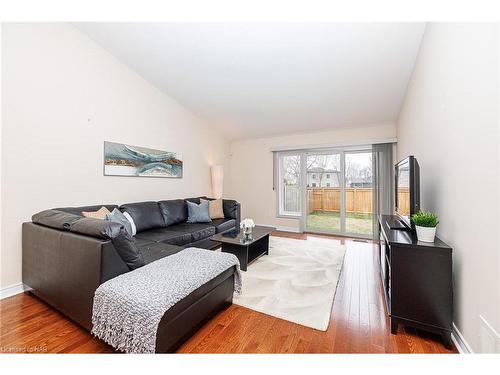 30 Woodburn Avenue, St. Catharines, ON - Indoor Photo Showing Living Room