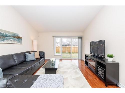30 Woodburn Avenue, St. Catharines, ON - Indoor Photo Showing Living Room