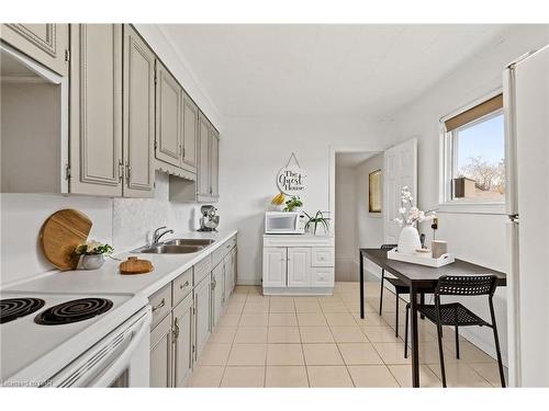 5886 Prospect Street, Niagara Falls, ON - Indoor Photo Showing Kitchen With Double Sink
