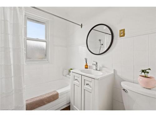 5886 Prospect Street, Niagara Falls, ON - Indoor Photo Showing Bathroom