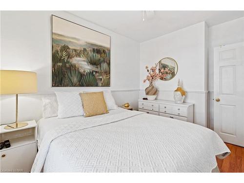 5886 Prospect Street, Niagara Falls, ON - Indoor Photo Showing Bedroom