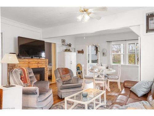 118 Lincoln Road E, Crystal Beach, ON - Indoor Photo Showing Living Room With Fireplace