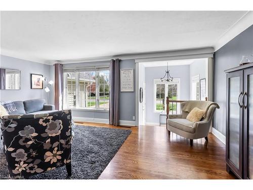 634 Penner Street, Niagara-On-The-Lake, ON - Indoor Photo Showing Living Room