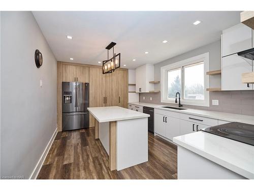 7094 Woodgate Street, Niagara Falls, ON - Indoor Photo Showing Kitchen With Upgraded Kitchen
