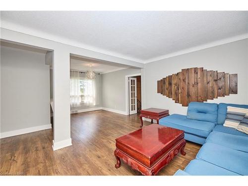 7094 Woodgate Street, Niagara Falls, ON - Indoor Photo Showing Living Room