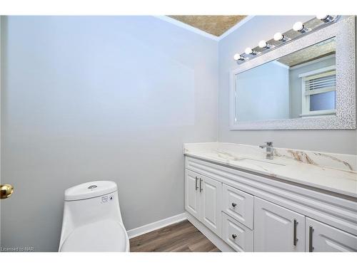 7094 Woodgate Street, Niagara Falls, ON - Indoor Photo Showing Bathroom