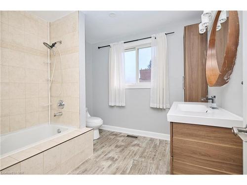 7094 Woodgate Street, Niagara Falls, ON - Indoor Photo Showing Bathroom