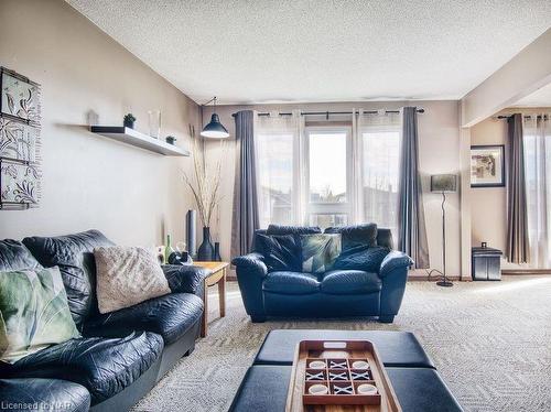 7883 Trackview Street, Niagara Falls, ON - Indoor Photo Showing Living Room