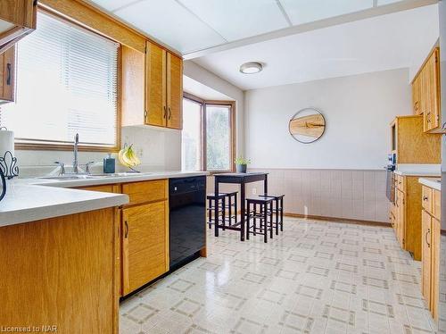 7883 Trackview Street, Niagara Falls, ON - Indoor Photo Showing Kitchen