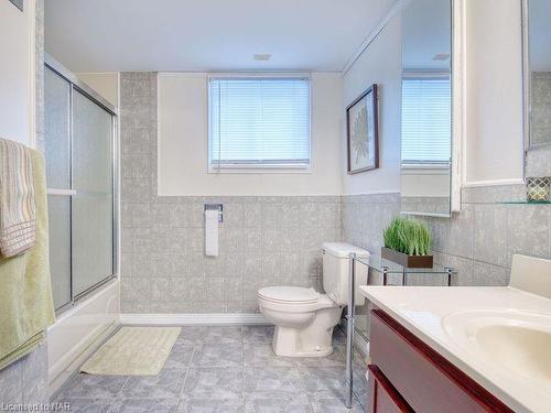 7883 Trackview Street, Niagara Falls, ON - Indoor Photo Showing Bathroom