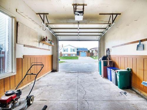 7883 Trackview Street, Niagara Falls, ON - Indoor Photo Showing Garage
