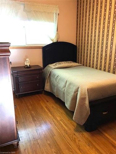 6918 Fairlawn Crescent, Niagara Falls, ON - Indoor Photo Showing Bedroom