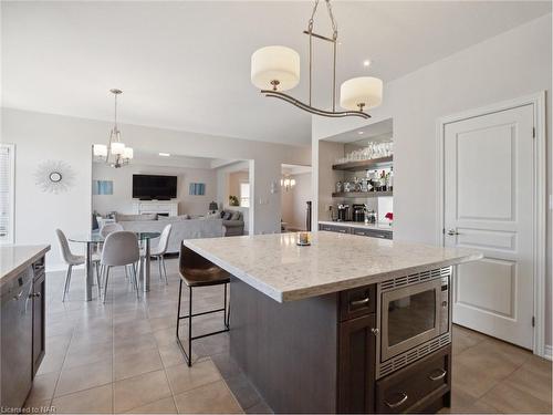 689 Brian Street, Fort Erie, ON - Indoor Photo Showing Kitchen With Upgraded Kitchen