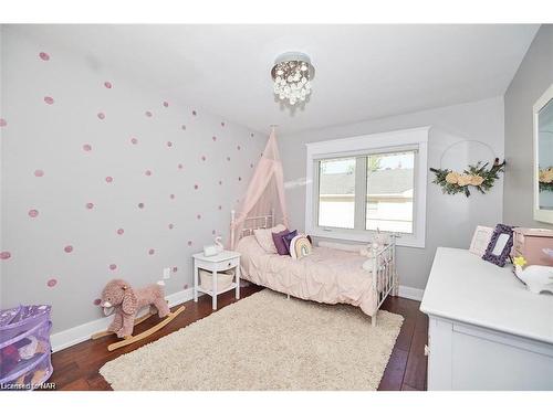 2129 Niagara Parkway, Fort Erie, ON - Indoor Photo Showing Bedroom