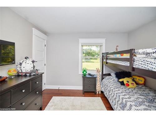 2129 Niagara Parkway, Fort Erie, ON - Indoor Photo Showing Bedroom