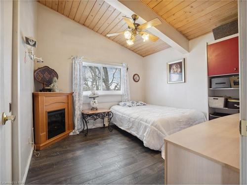 42 Glendale Drive, Welland, ON - Indoor Photo Showing Bedroom