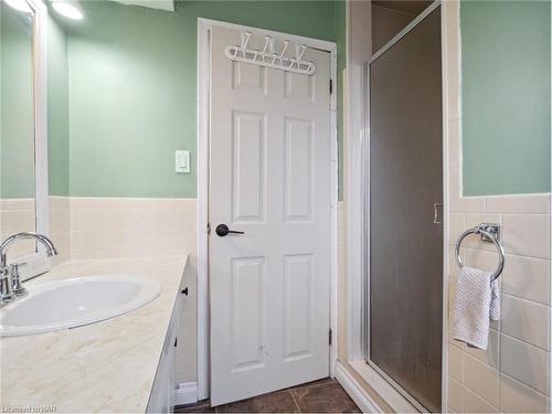 42 Glendale Drive, Welland, ON - Indoor Photo Showing Bathroom